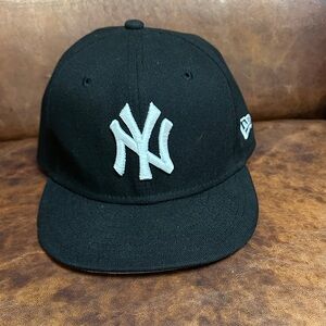 New Era 9Fifty Kids NY Yankees Black and White SnapBack Flat Brim Cap